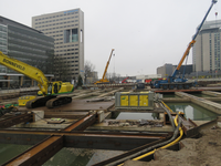 833371 Gezicht op de bouwput van de te bouwen parkeergarage onder het Jaarbeursplein te Utrecht.